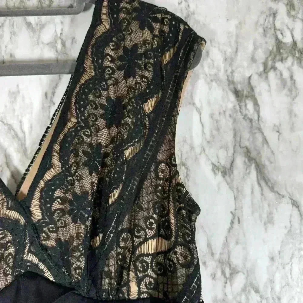 Adrianna Papell Black & Tan Lace Overlay Tiered Ruffle V-Neck Sheath Dress Sz 14 - Picture 7 of 7